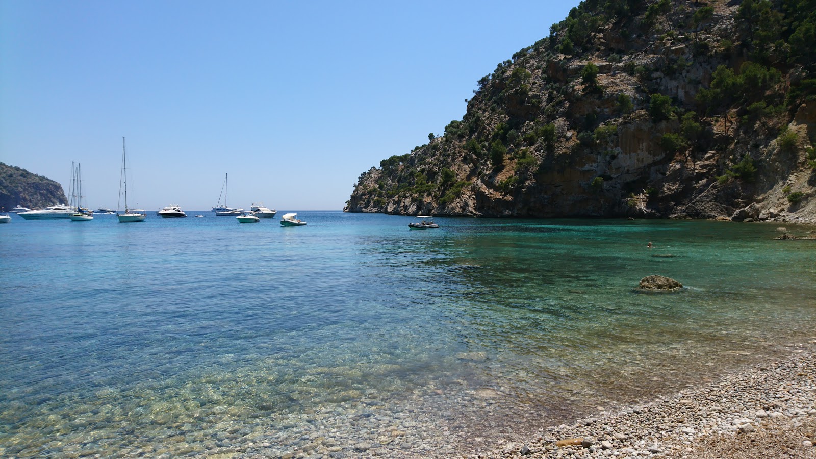 Foto von Cala Blanca mit grauer sand & felsen Oberfläche