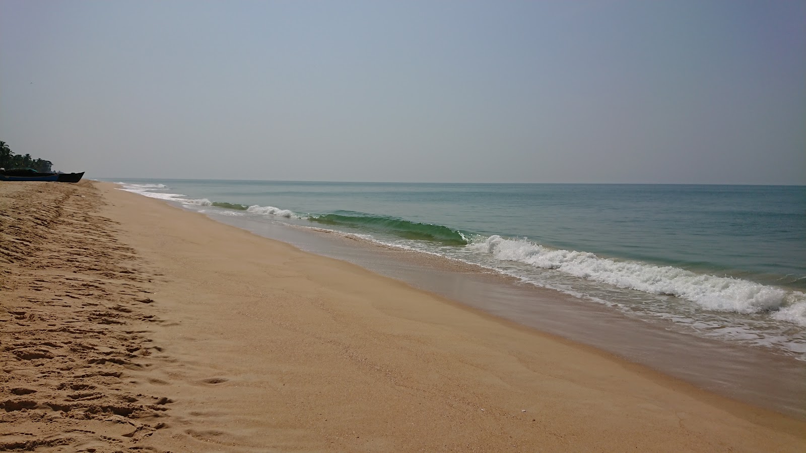 Photo de Yermal Thenka Beach avec sable lumineux de surface