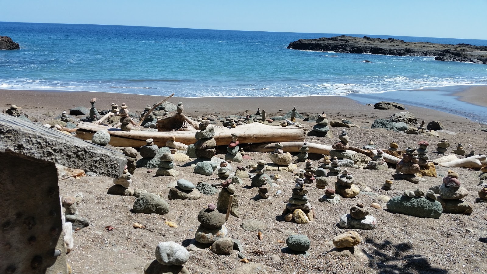 Foto di Piedra Colorada sorretto da scogliere