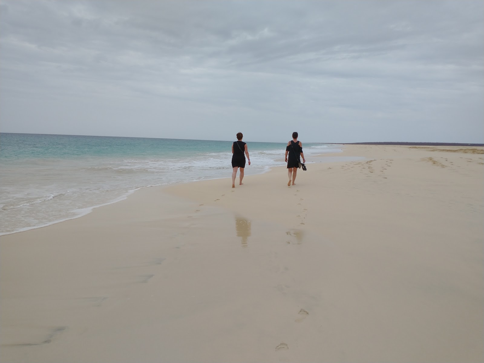 Valokuva Carquejinha Beachista. pinnalla turkoosi puhdas vesi:n kanssa