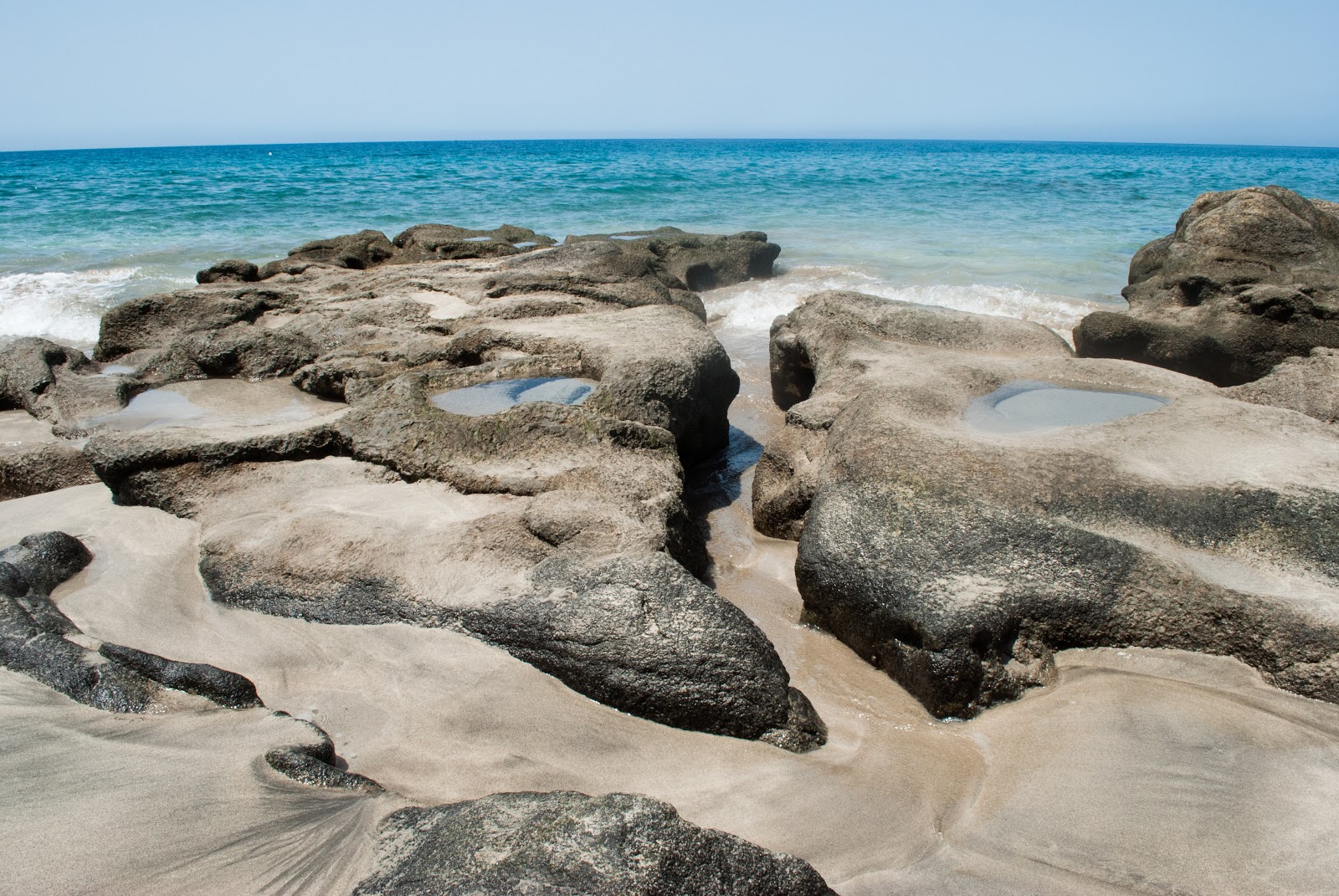 Foto di Playa Juan Gomez II con una superficie del acqua cristallina