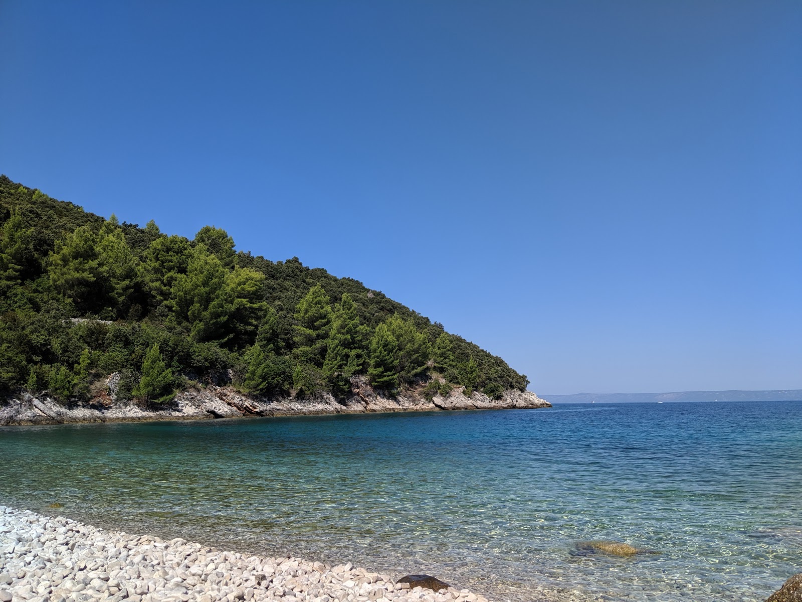 Foto van Samograd Bay met turquoise puur water oppervlakte