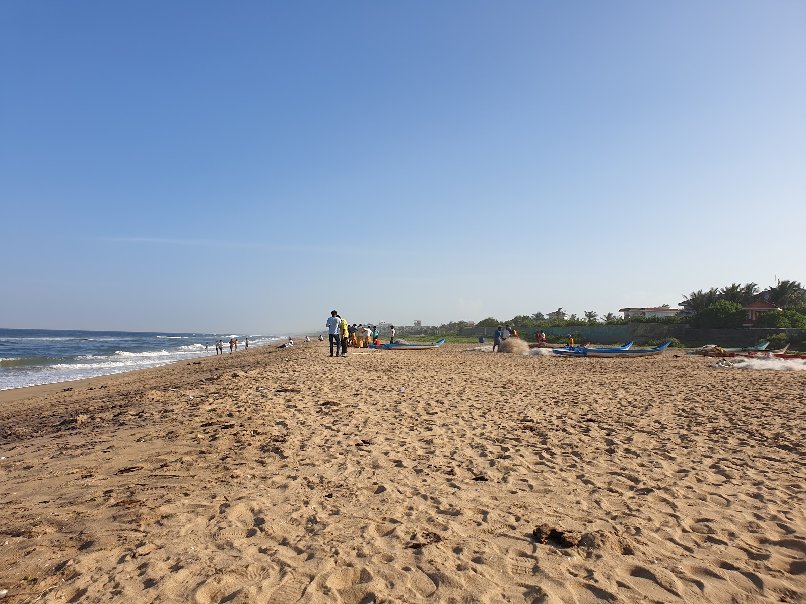 Foto von Akkarai Beach mit beiger sand Oberfläche