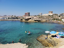 Platja dels Banyets de la Reina'in fotoğrafı küçük koy ile birlikte
