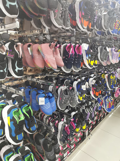 Stores to buy women's sneakers San Salvador