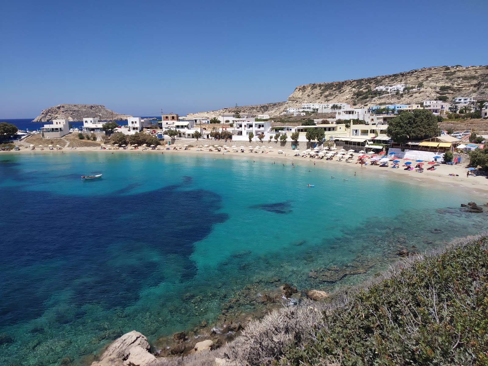 Foto de Paralia Lefkos - lugar popular entre los conocedores del relax