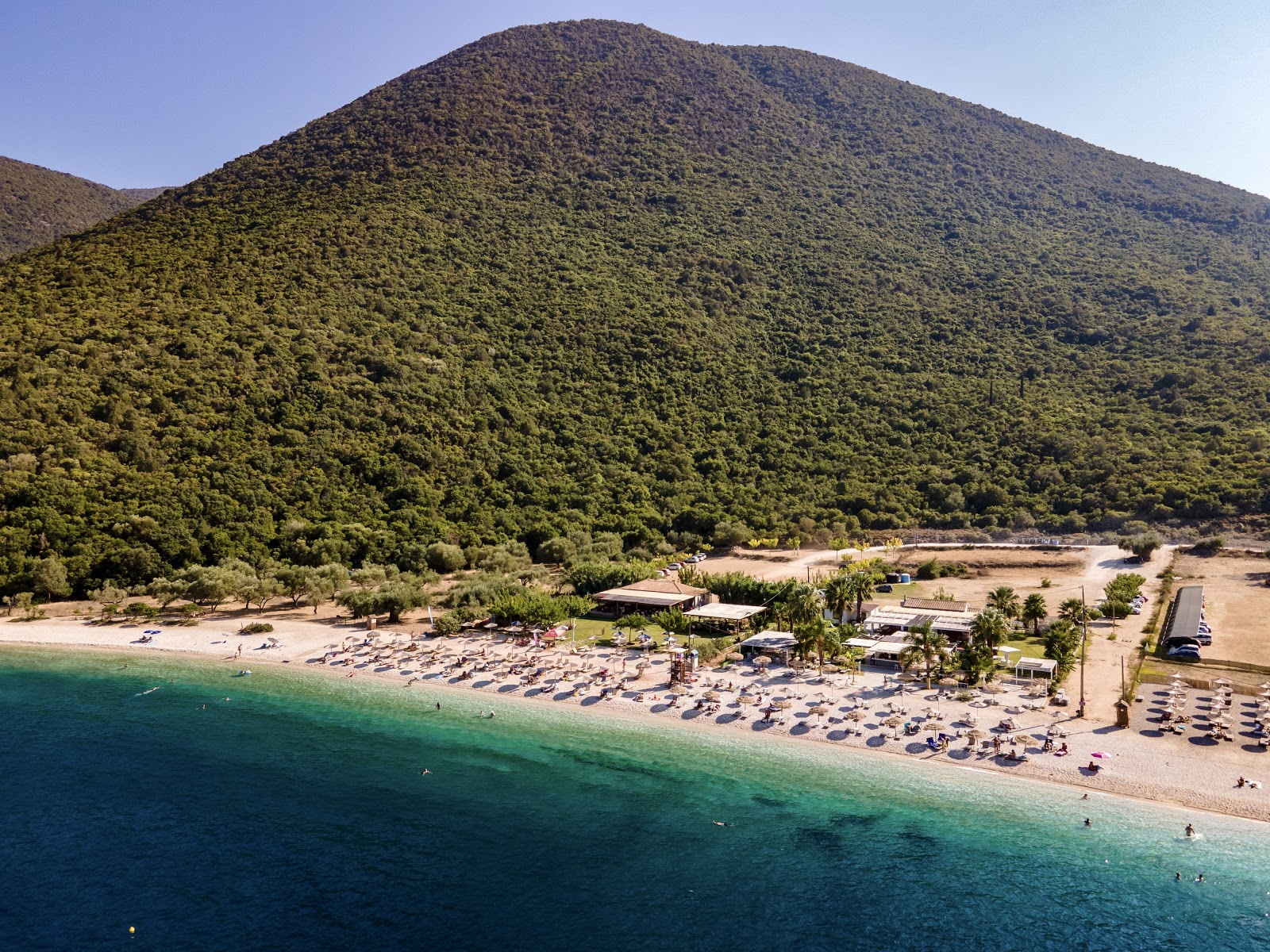 Foto di Spiaggia di Antisamos e il suo bellissimo paesaggio