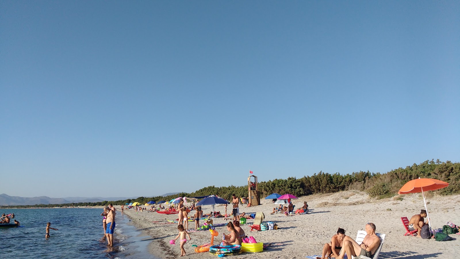 Fotografija Divji veter Plaža Sardinija priporočljivo za družine popotnike z otroki