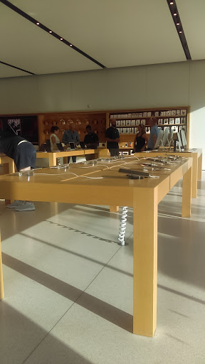 Computer Store «Apple Country Club Plaza», reviews and photos, 227 Nichols Rd, Kansas City, MO 64112, USA