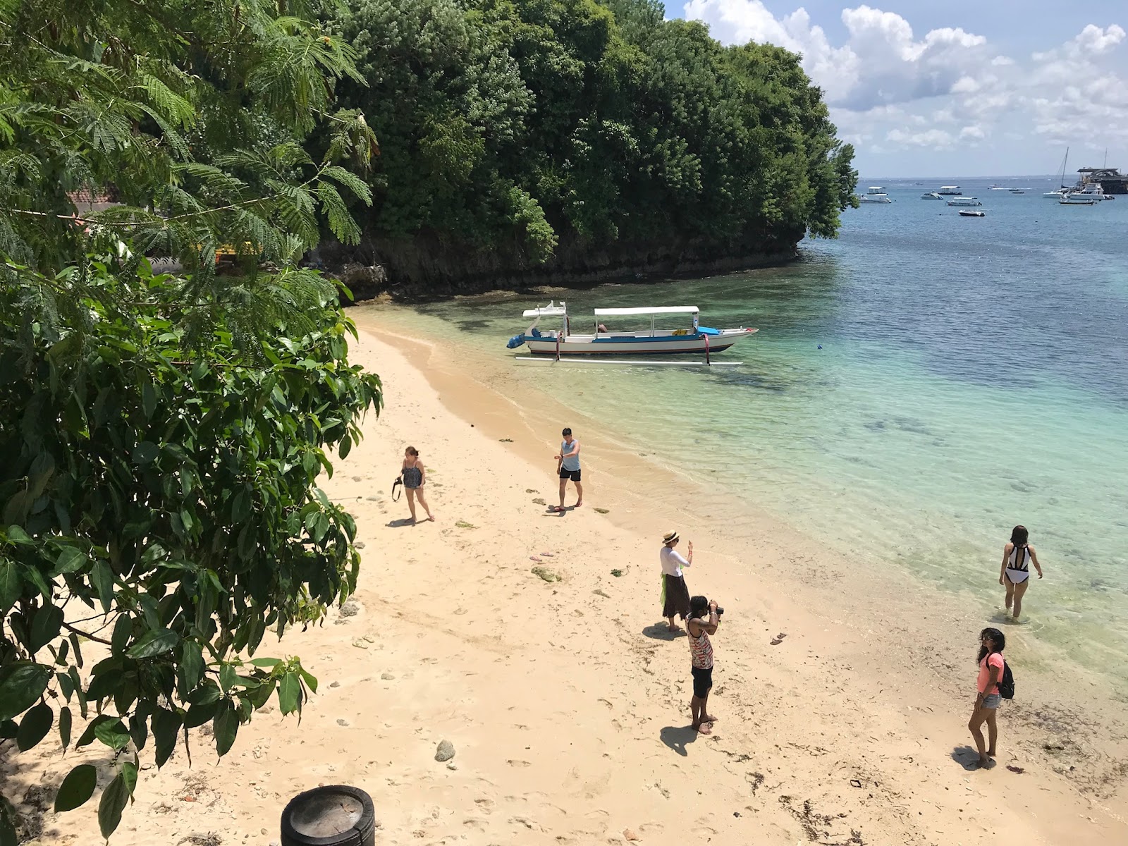 Song Lambung Beach'in fotoğrafı parlak kum yüzey ile