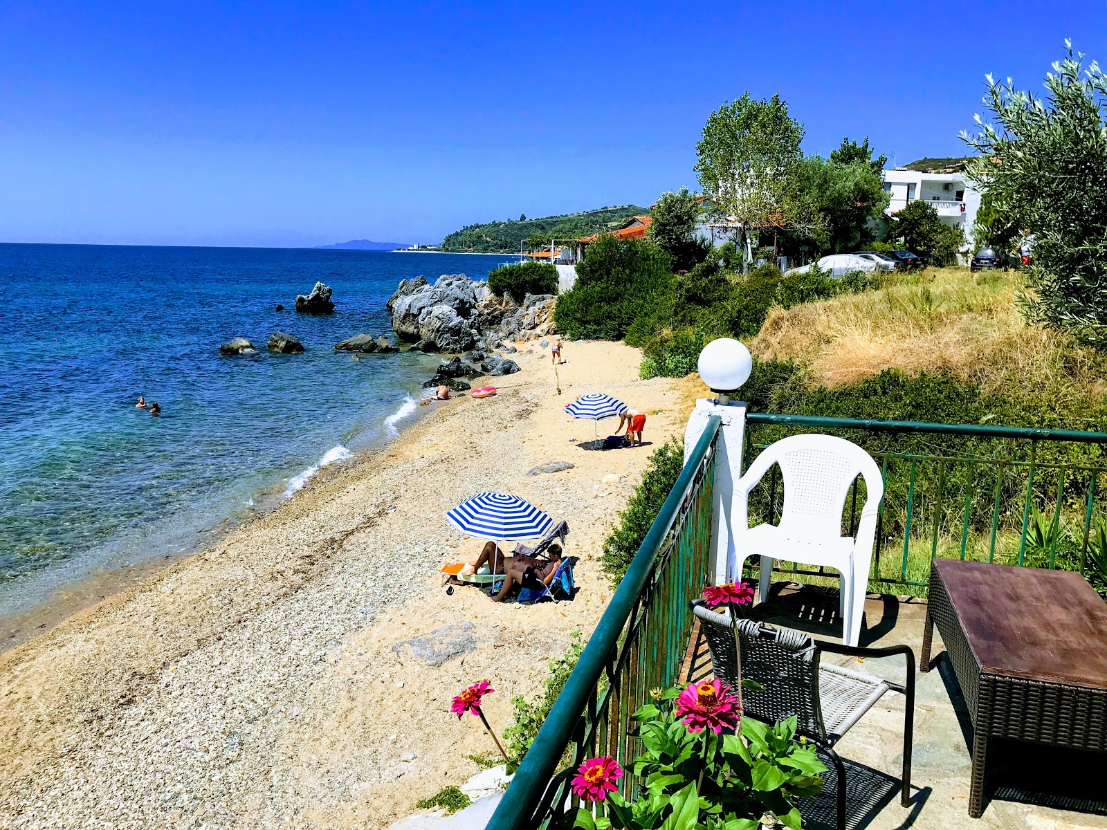 Foto von Agios Paraskevis beach II mit beiger sand & kies Oberfläche