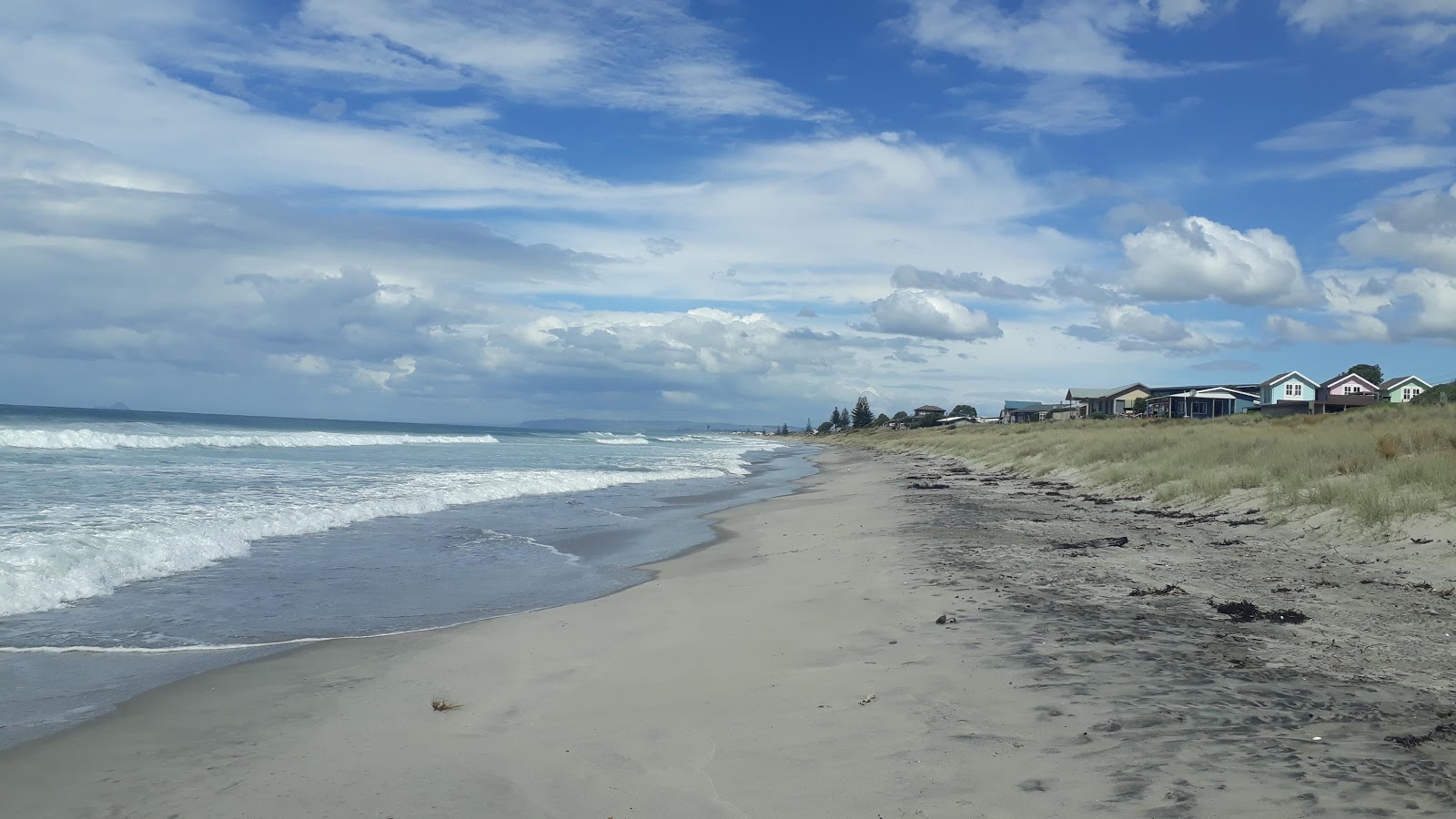 Foto af Pukehina Beach omgivet af bjerge