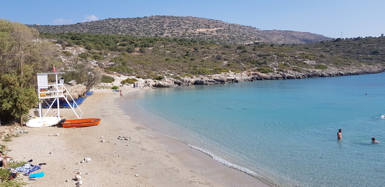 Foto av Loutraki Beach med kevyt hiekka ja kivi yta