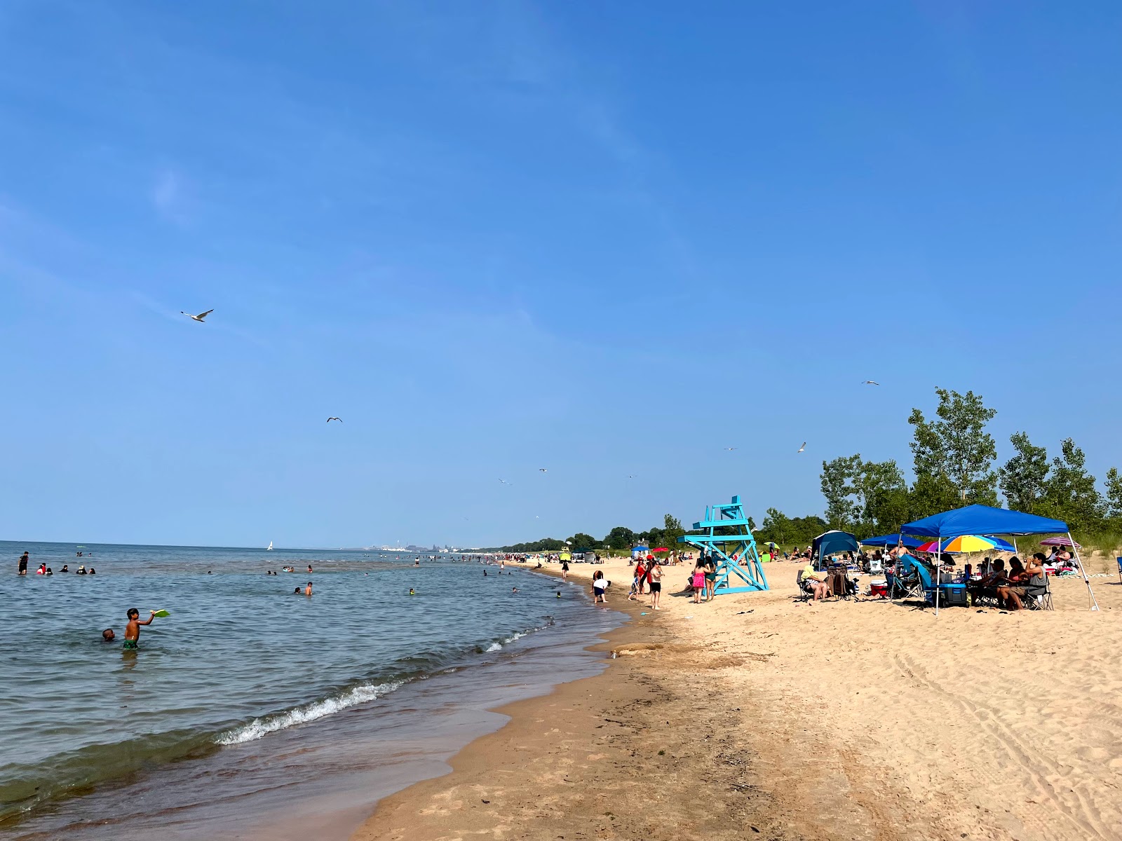 Foto di Marquette Beach con una superficie del sabbia beige