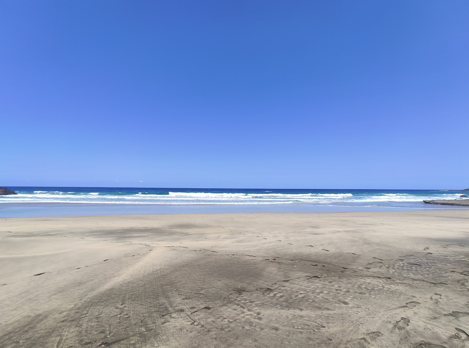 Valokuva Playa De Garceyista. pinnalla turkoosi puhdas vesi:n kanssa