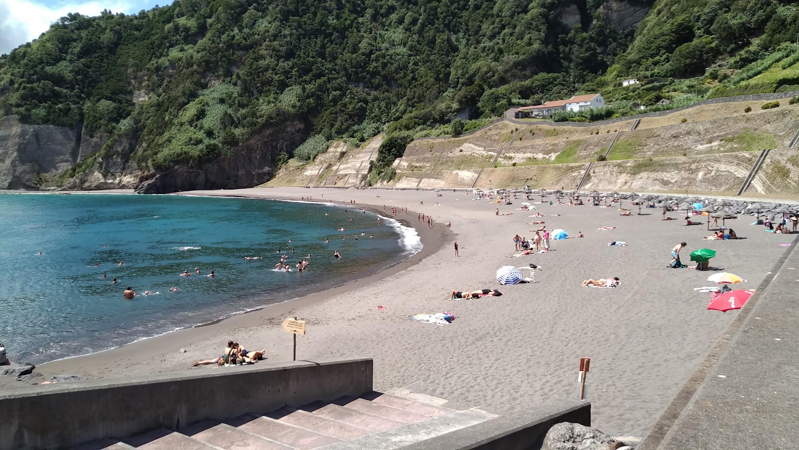 Foto van Praia do Fogo ondersteund door kliffen