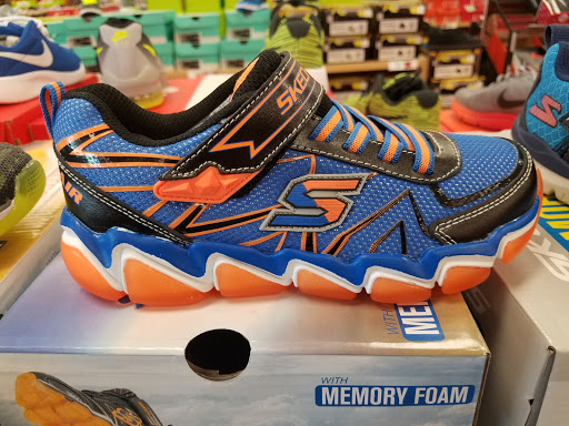 Shoe Store «Famous Footwear», reviews and photos, 1800 E Rio Salado Pkwy, Tempe, AZ 85281, USA