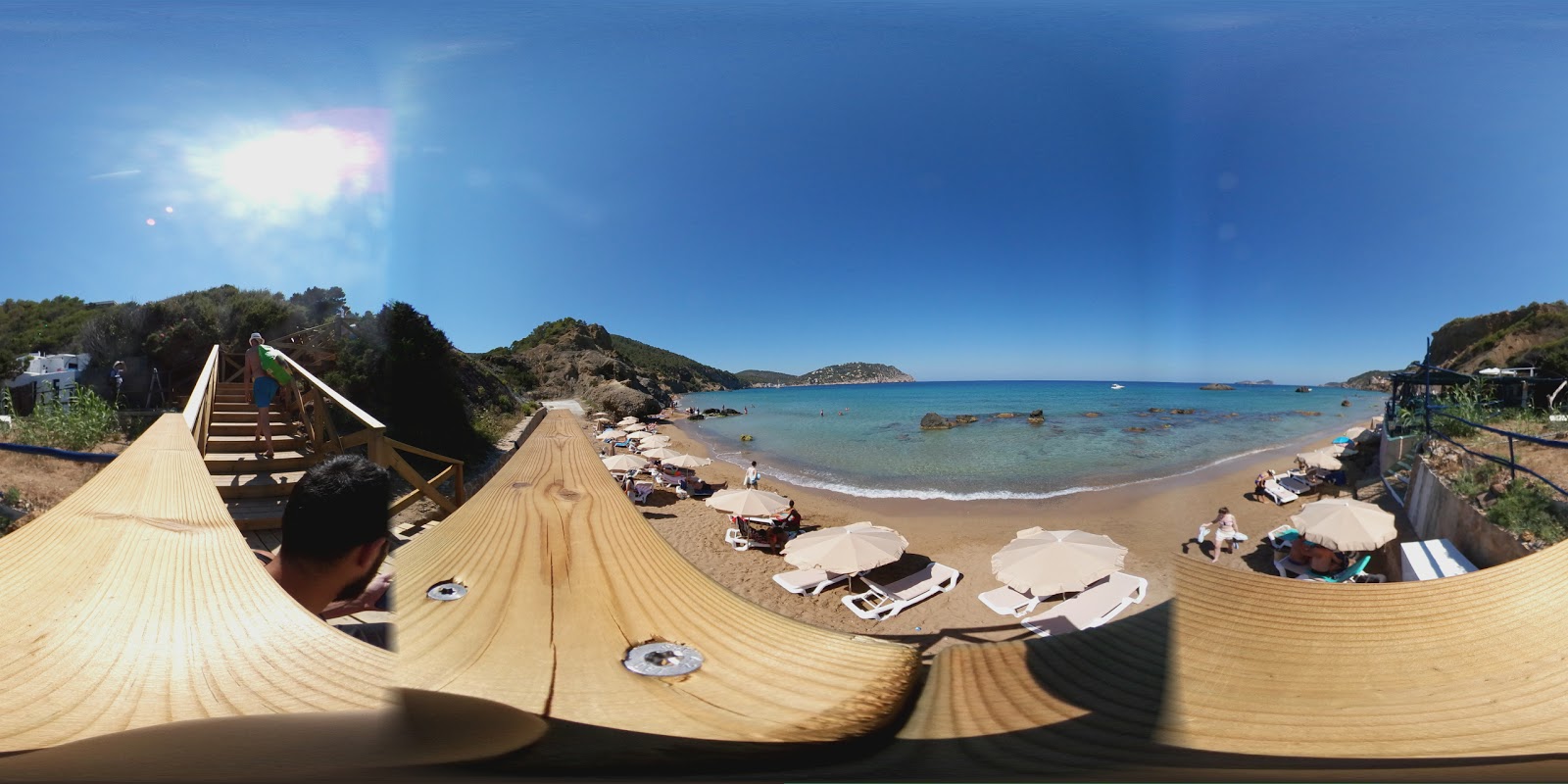 Platja de s'Aigua Blanca的照片 被山脉环绕