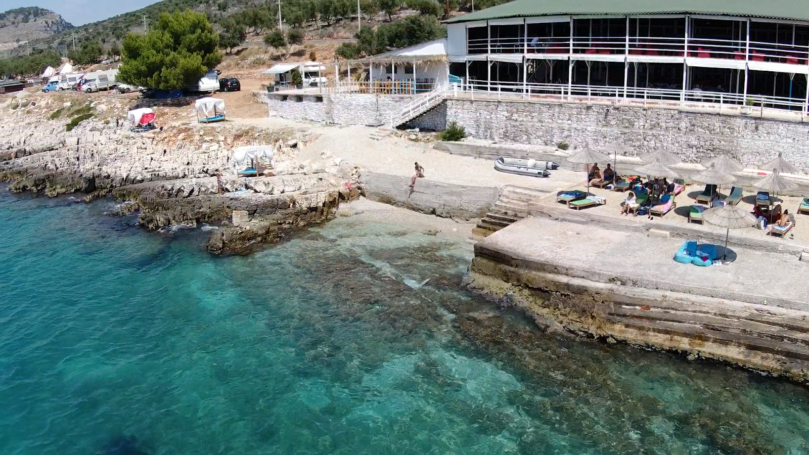 Zdjęcie Neasden Lane beach poparte klifami