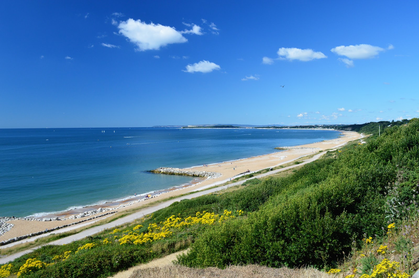 Foto van Highcliffe beach en de nederzetting