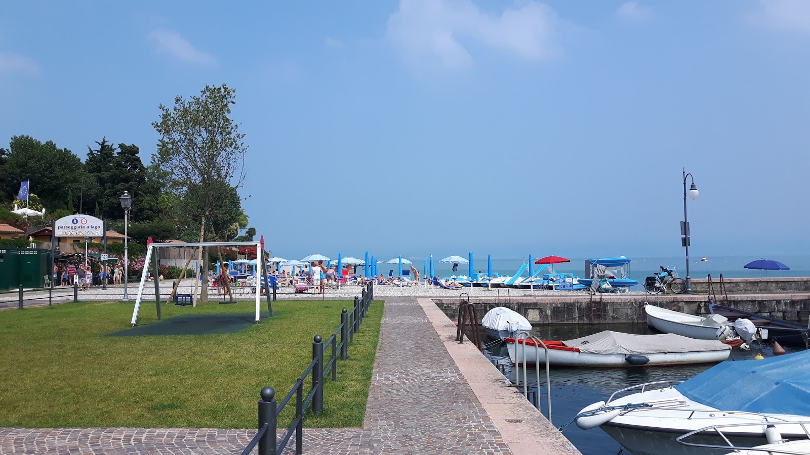 Photo de Spiaggia Bergamini avec l'eau turquoise de surface