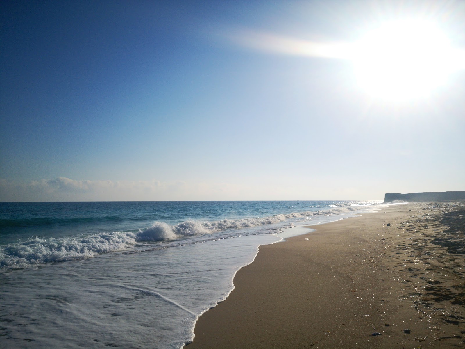 Valokuva Canaria Beachista. pinnalla turkoosi puhdas vesi:n kanssa