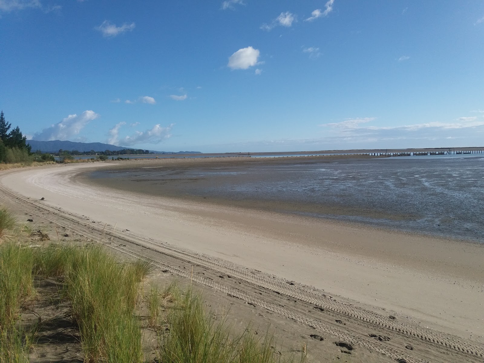 Fotografie cu Jackett Beach cu o suprafață de nisip strălucitor