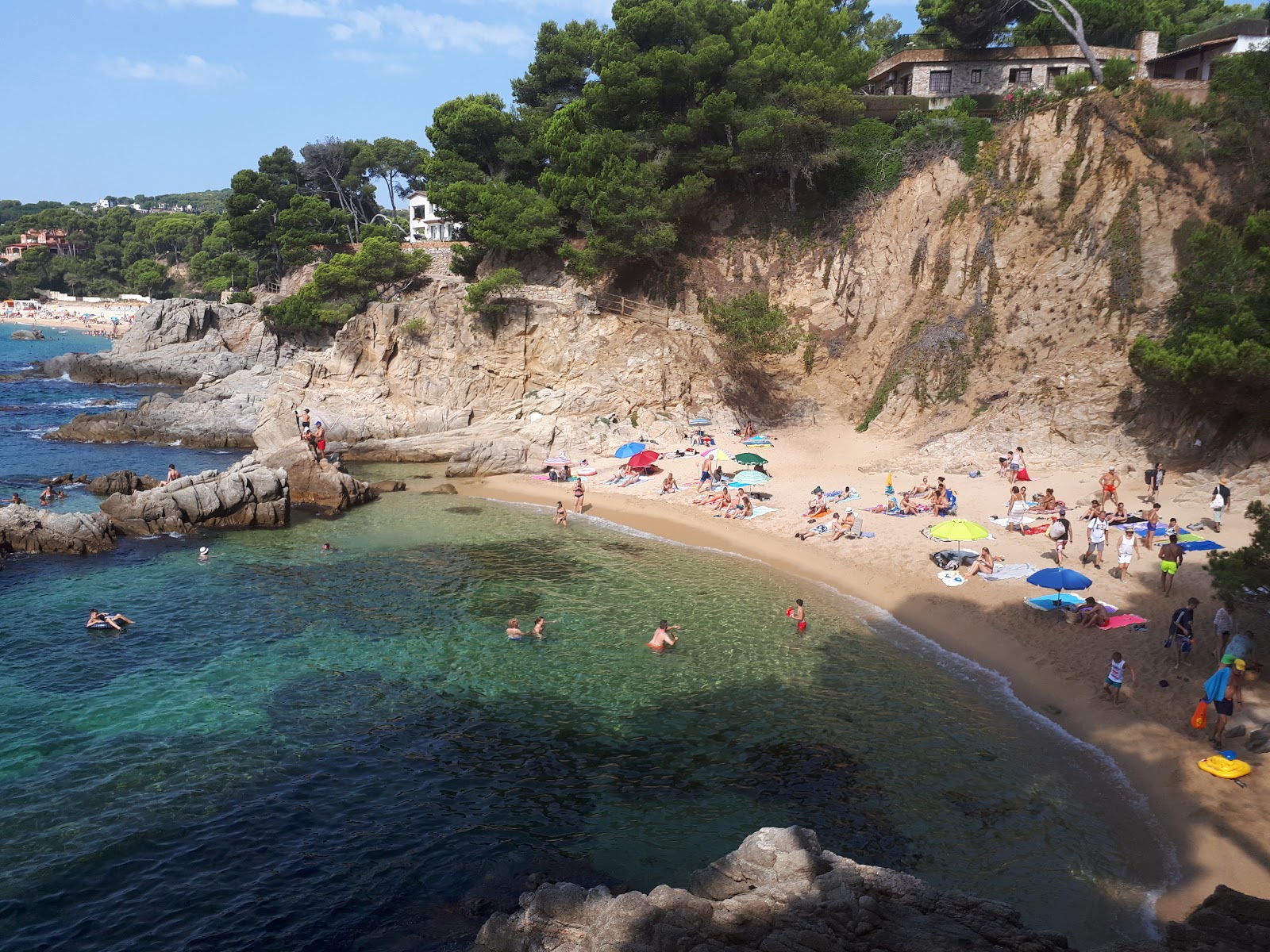 Foto di Cala Del Paller con una superficie del sabbia beige
