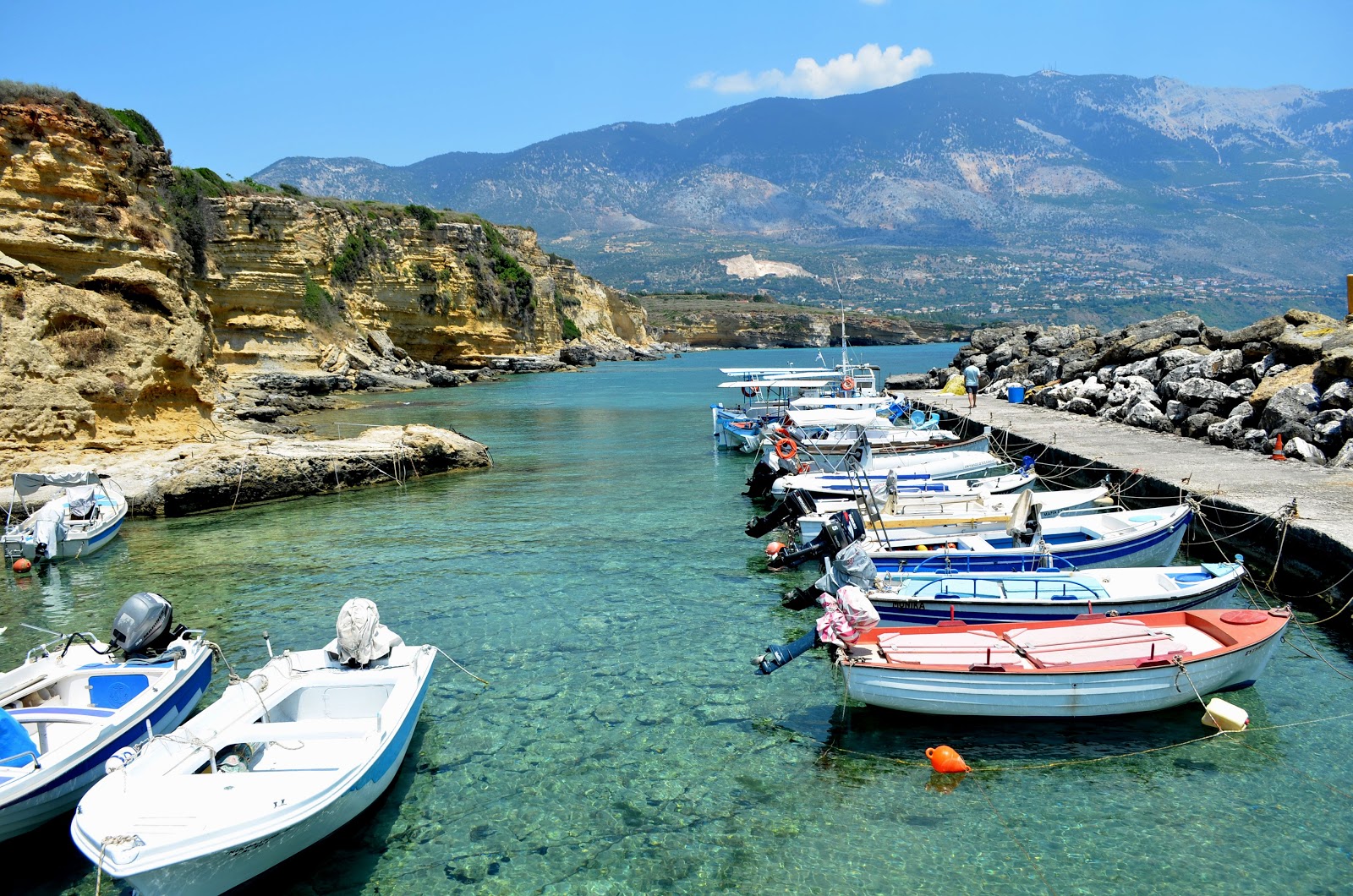 Paralia Pesada II'in fotoğrafı dağlarla çevrili