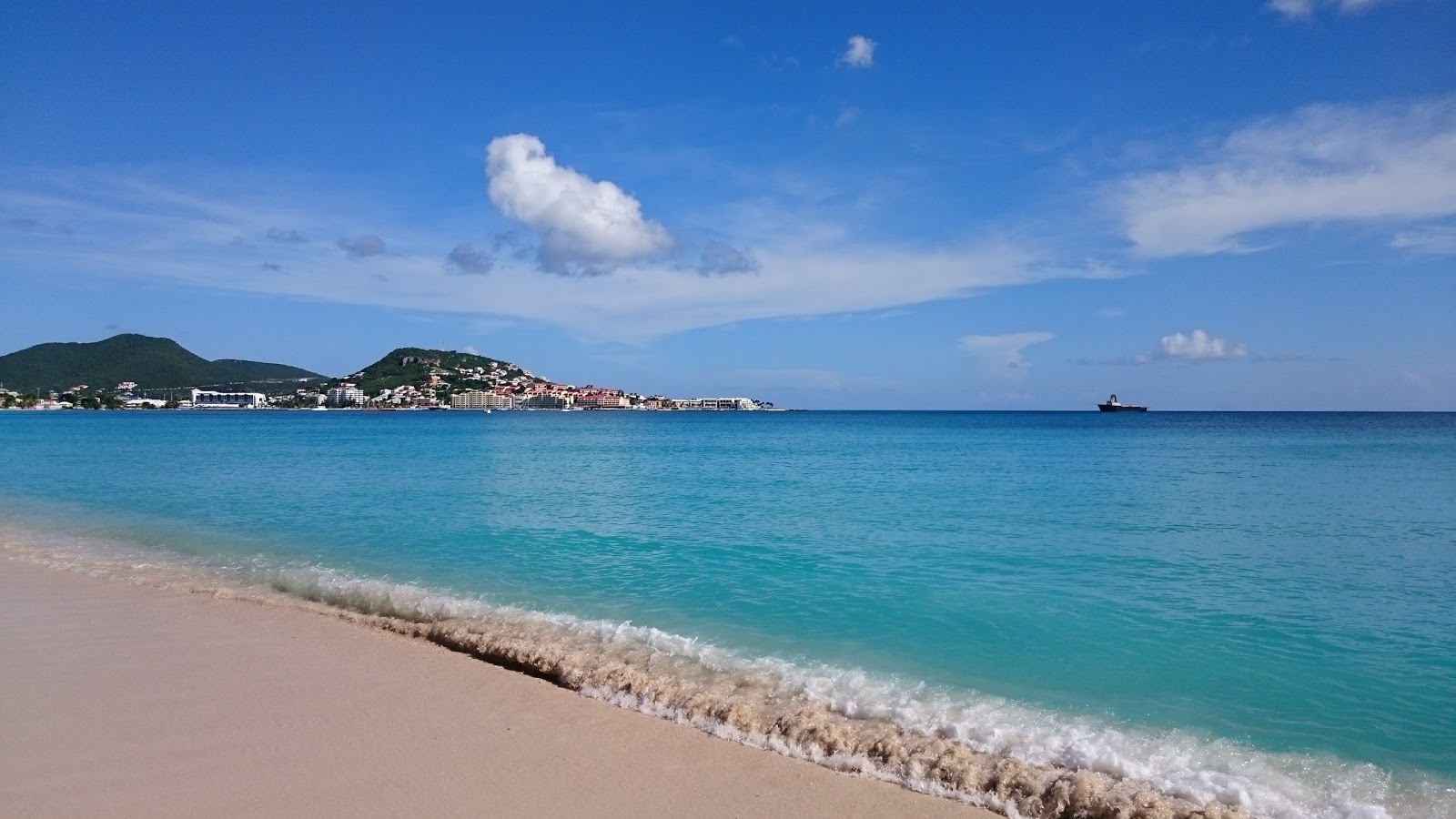 Foto de Simpson Bay beach - lugar popular entre os apreciadores de relaxamento