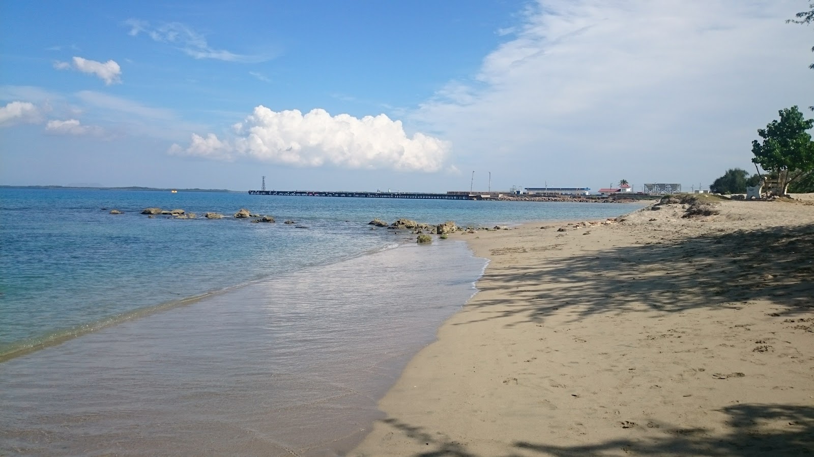 Foto de Playa Los Coquitos com praia espaçosa