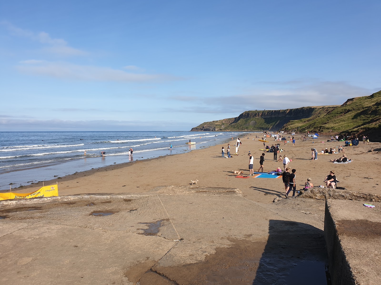 Foto av Cayton bay beach och bosättningen