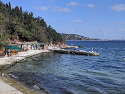Foto von Mimi koy Beach umgeben von Bergen