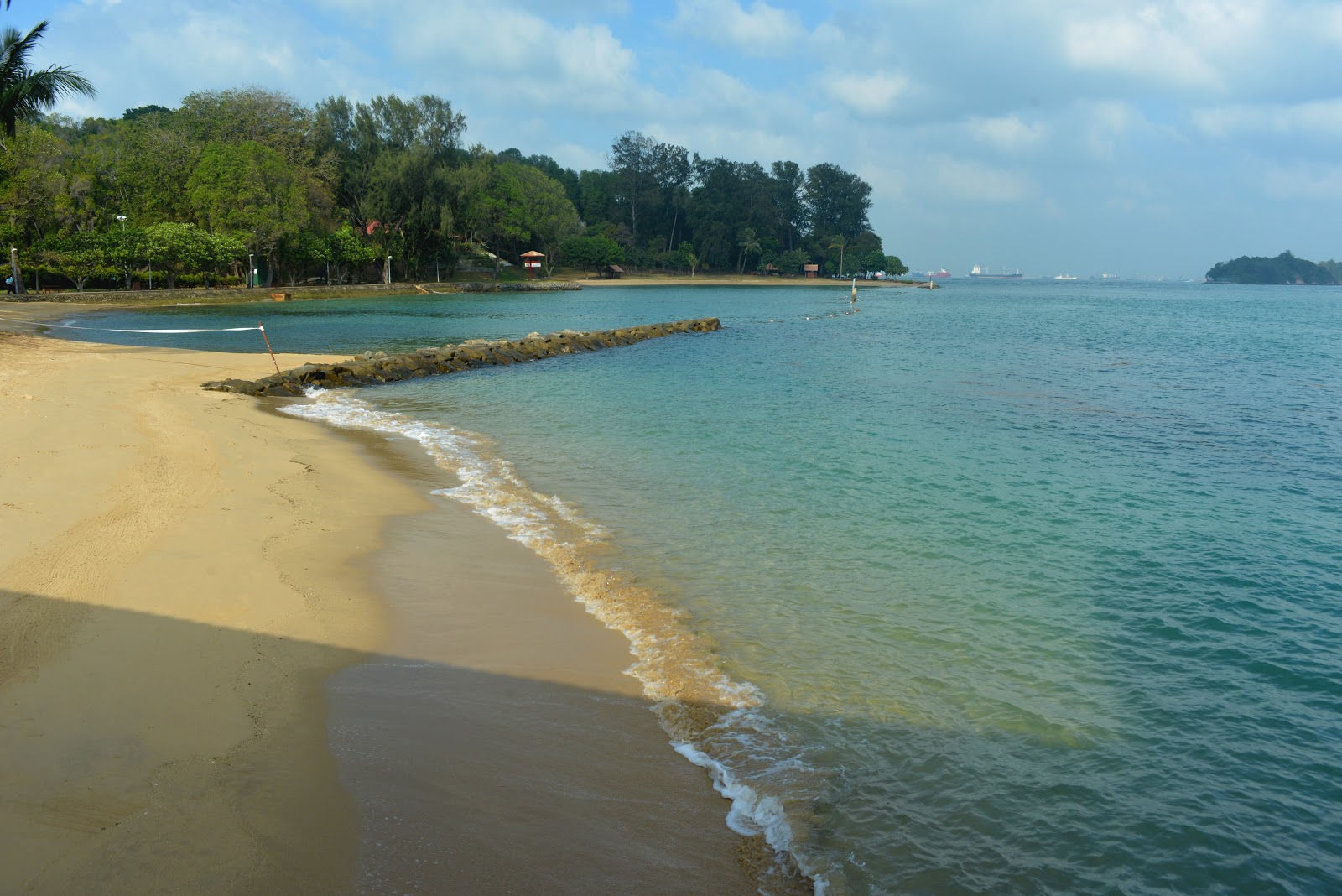 Foto de St John's Island Beach - lugar popular entre os apreciadores de relaxamento