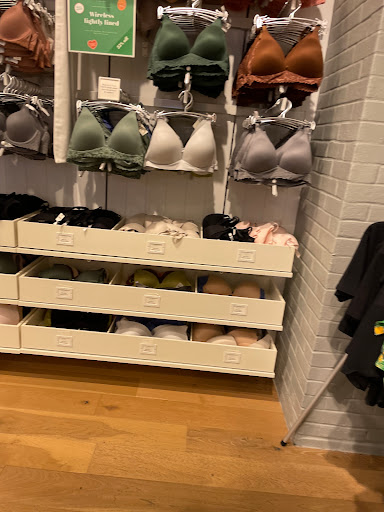 Clothing Store «AEO & Aerie Store», reviews and photos, 825 Dulaney Valley Rd #116, Towson, MD 21204, USA