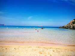 Foto von Plage De Sable Doré umgeben von Bergen
