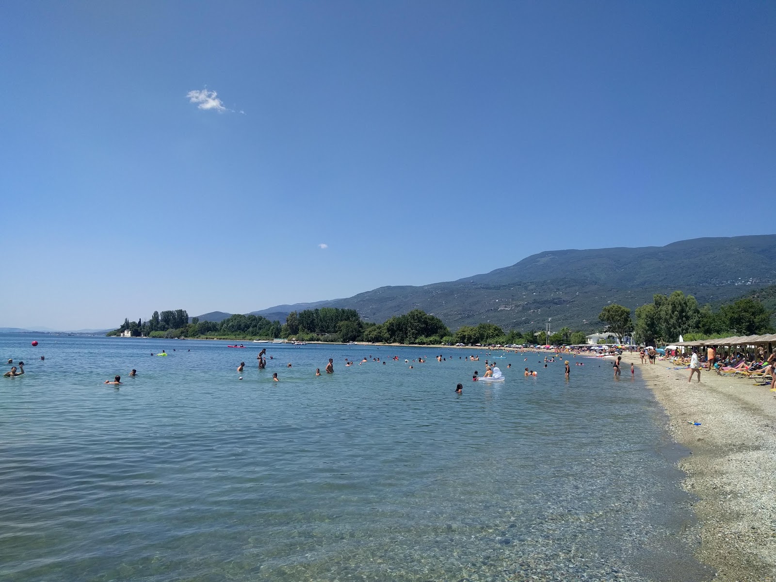 Φωτογραφία του Boufa beach με μικρά καφέ βότσαλα επιφάνεια