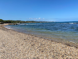Photo de Platja Perello entouré de montagnes