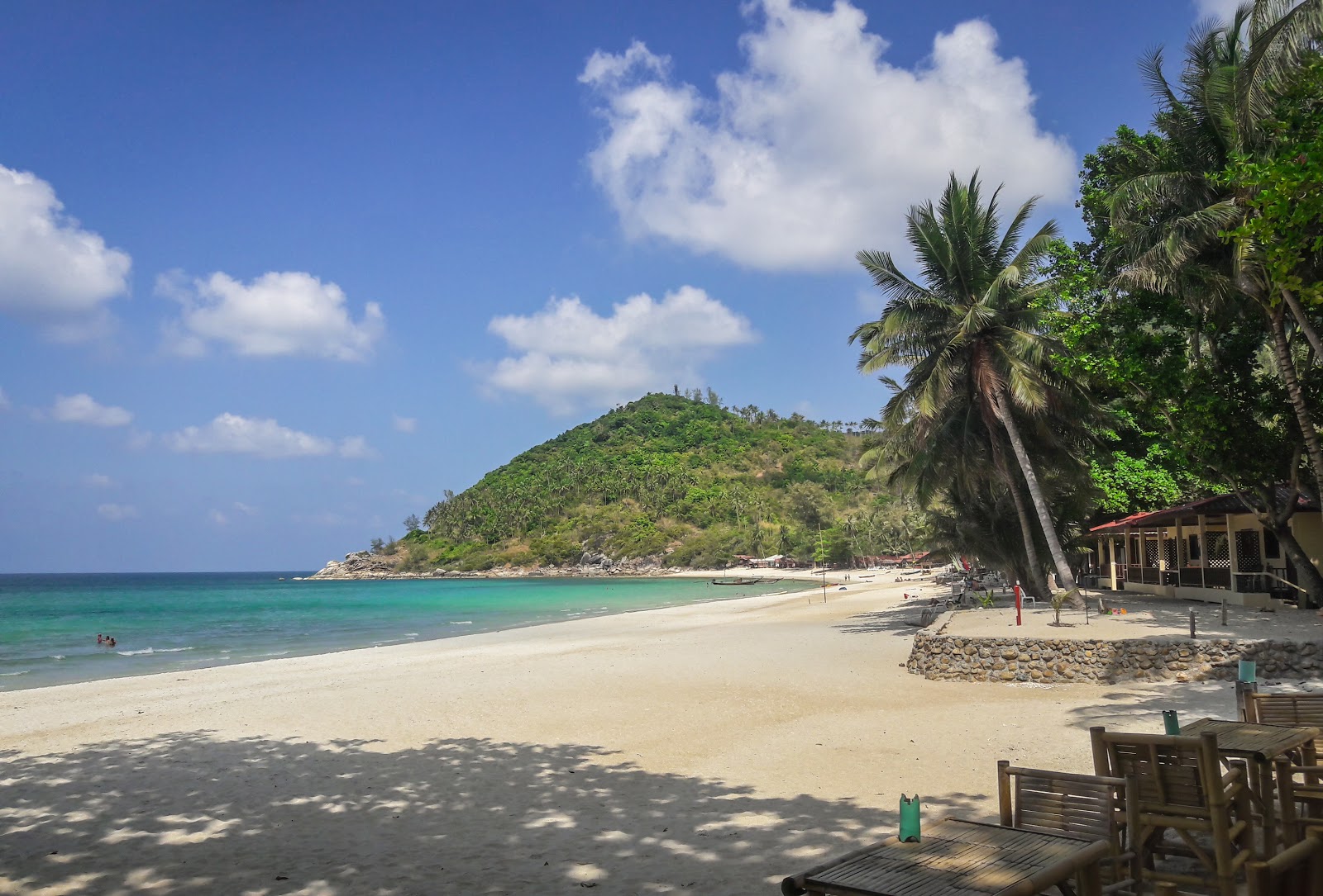 Foto von Bottle Beach von Klippen umgeben