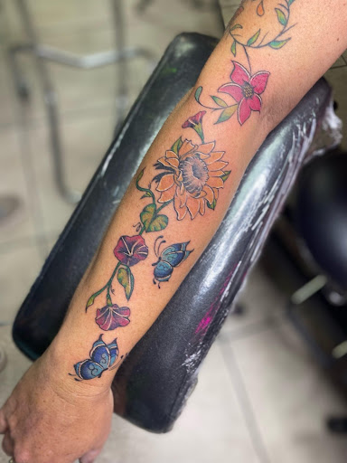 Tattoo Shop «Body Expressions Tattoo Studio», reviews and photos, 406 E Kingsbury St, Seguin, TX 78155, USA