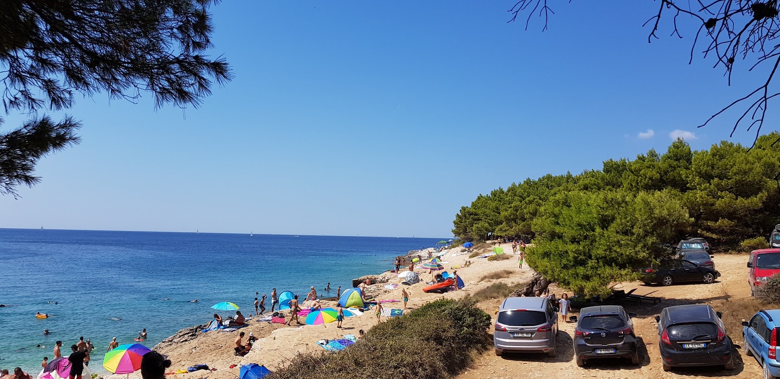 Foto von Njive beach und seine wunderschöne Landschaft