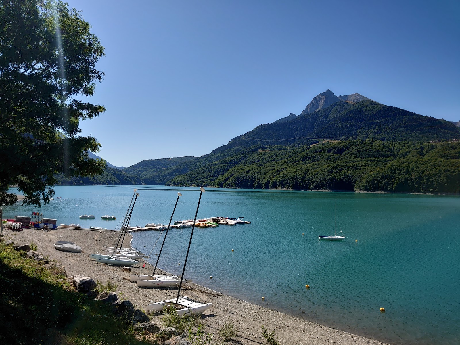 Foto von Plage du Lac du Sautet mit felsiges gelände Oberfläche