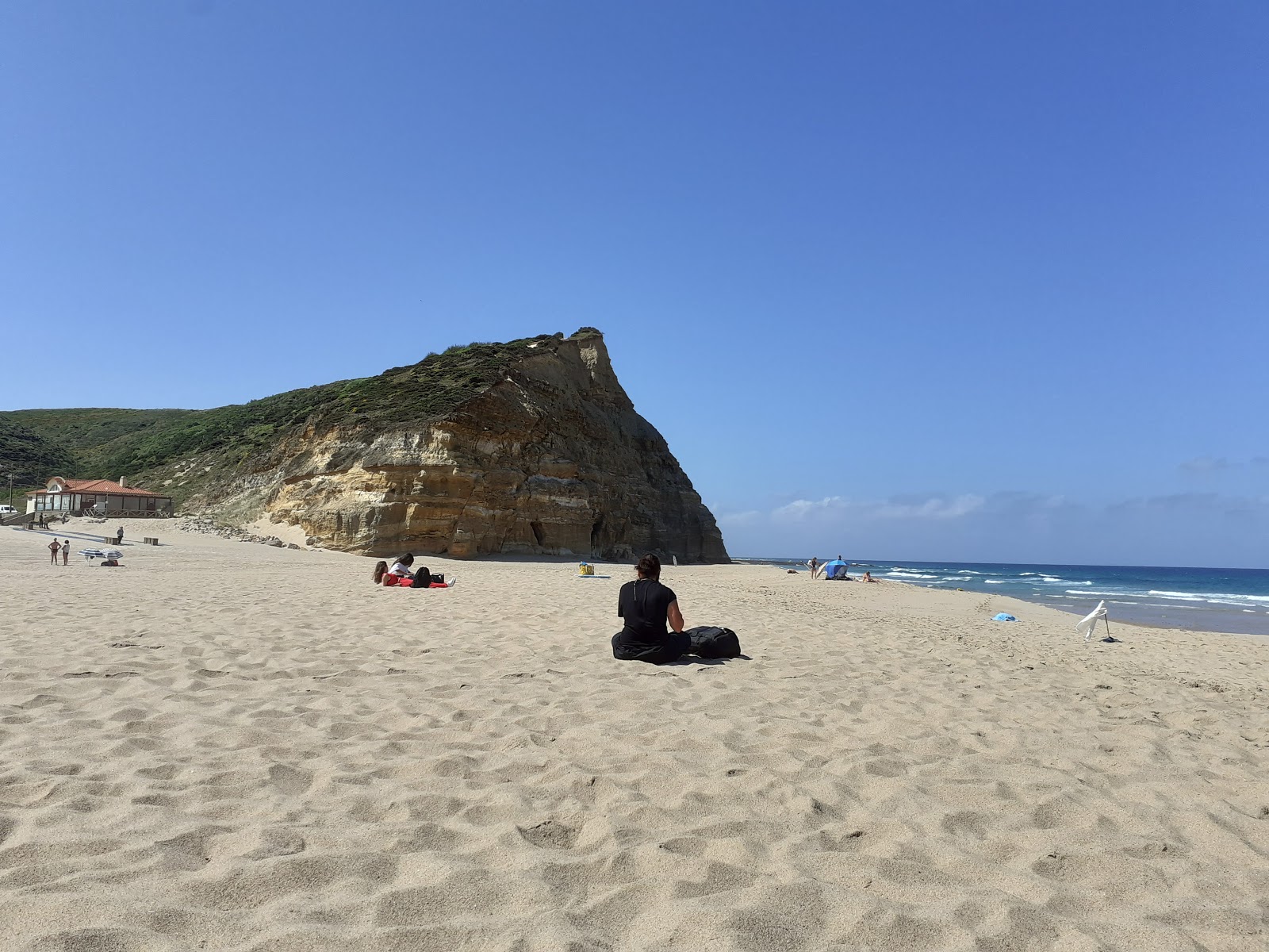 Foto van Praia de Sao Juliao en de nederzetting