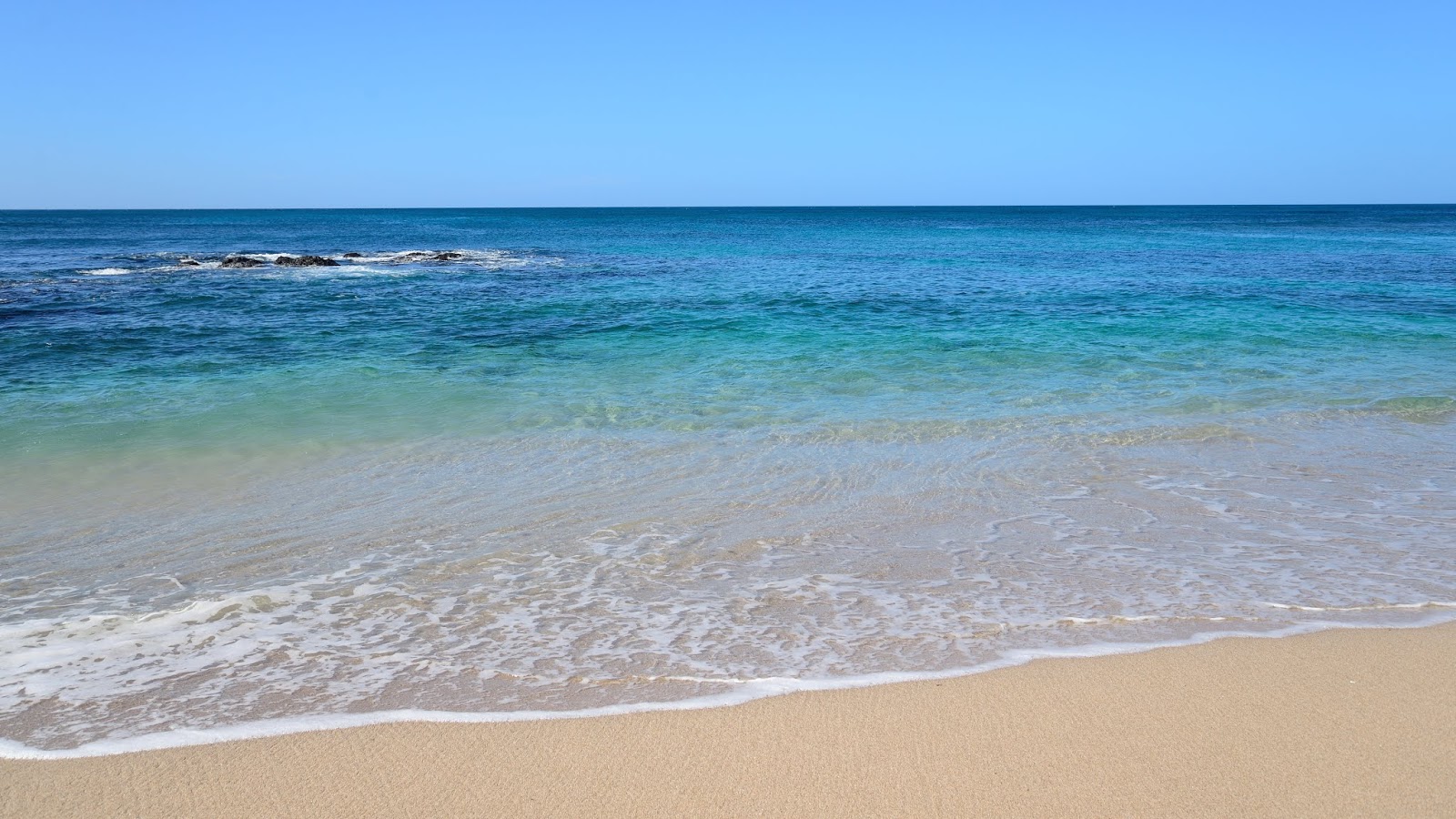 Foto di Playa Blanca con una superficie del acqua cristallina