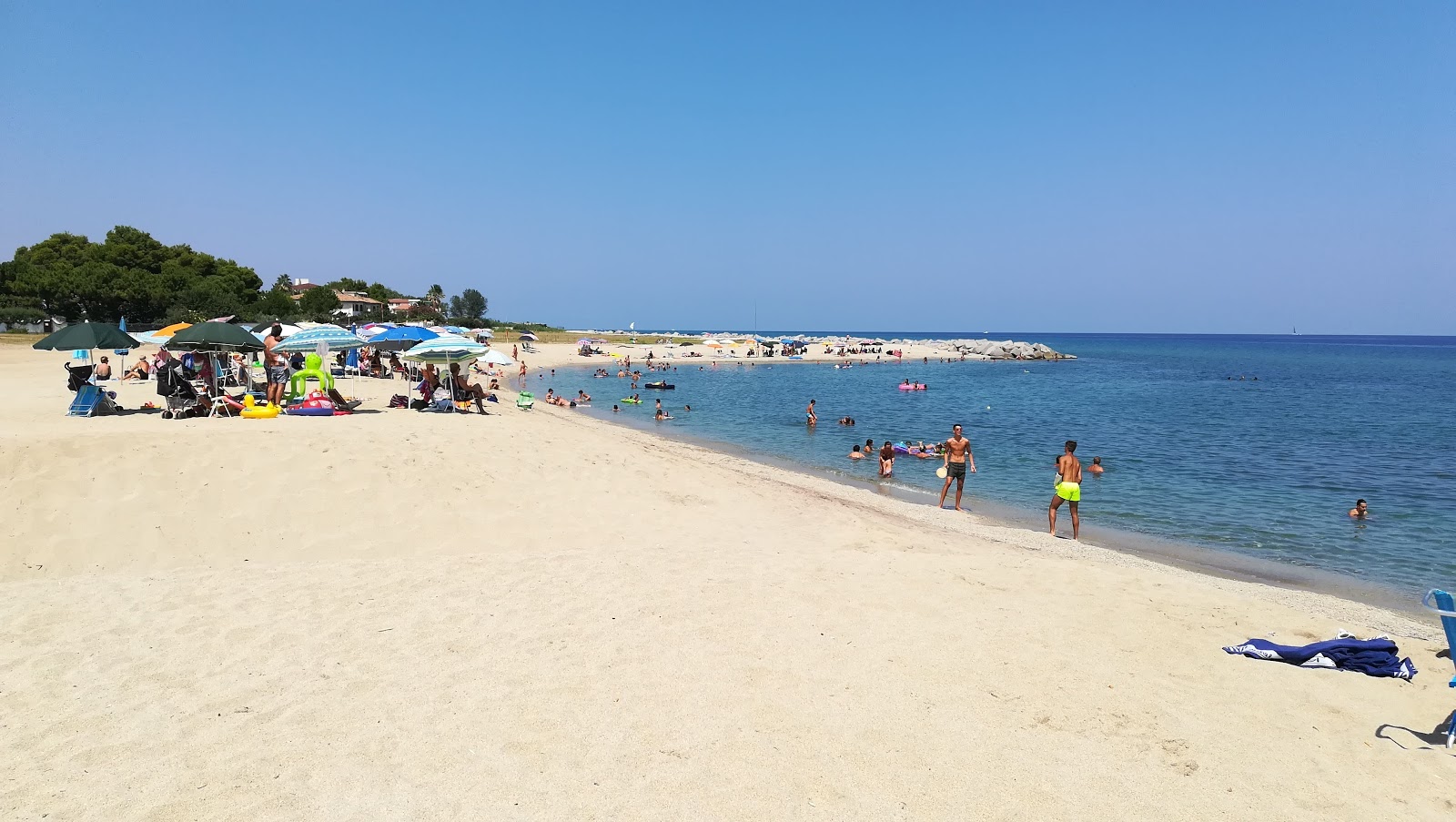 Spiaggia di Bivona'in fotoğrafı parlak kum yüzey ile
