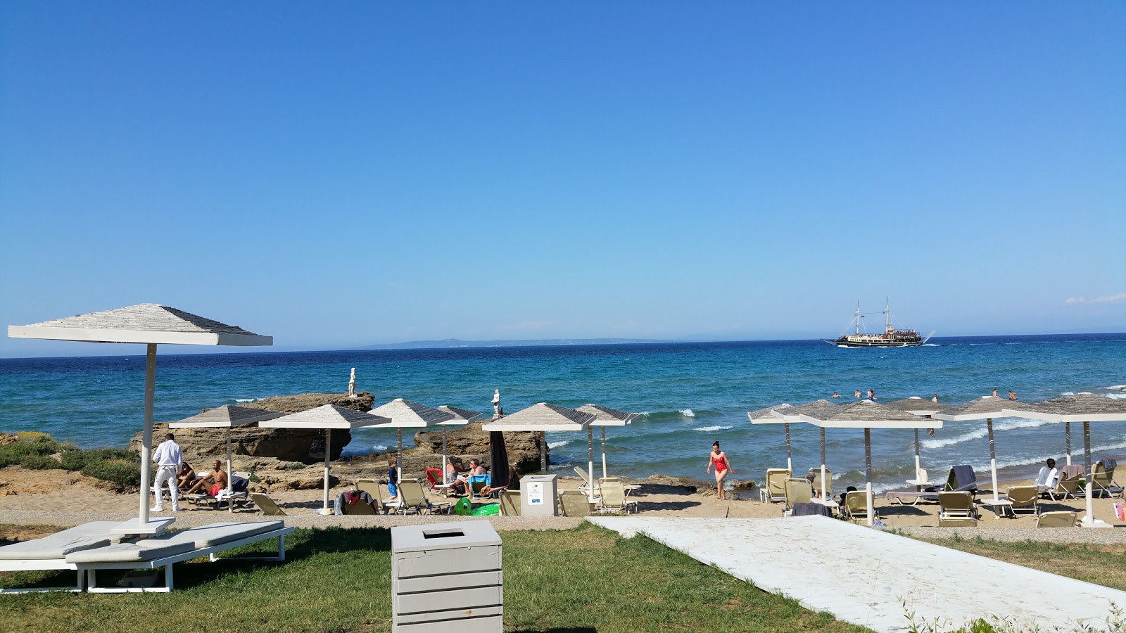 Foto van Plaka Beach met hoog niveau van netheid