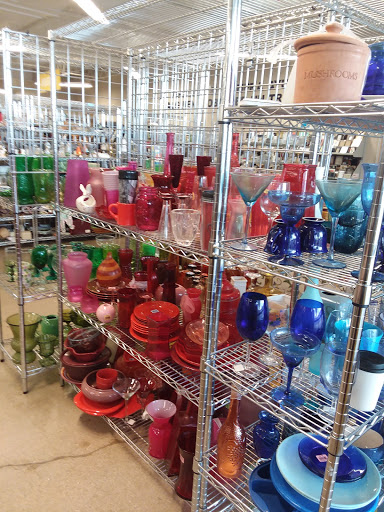 Thrift Store «Goodwill Store & Donation Center», reviews and photos, 1521 Lee St, Des Plaines, IL 60018, USA