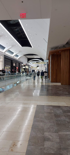 Clothing Store «Hollister Co.», reviews and photos, 282 Garden State Plaza Blvd, Paramus, NJ 07652, USA