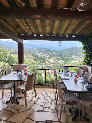 la table du village à Auribeau-sur-Siagne