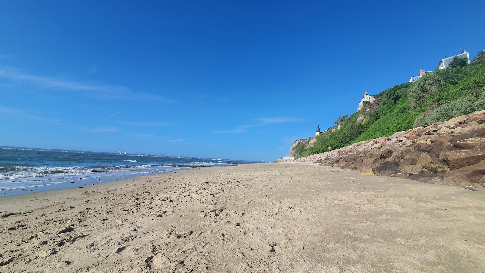 Foto di Spiaggia di Villerville con una superficie del sabbia beige
